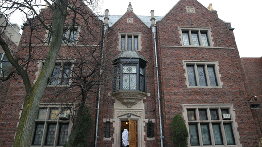 Brooklyn man arrested, charged after entering Chabad World Headquarters with baseball bat, knife