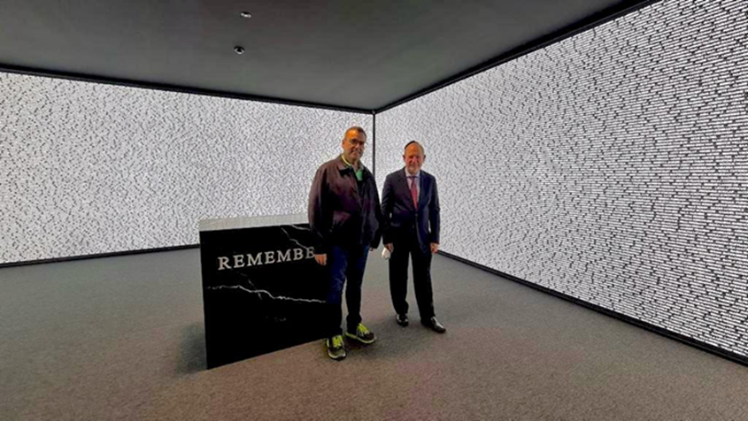 Mayor of Jerusalem shows the way to the Holocaust museum in Porto