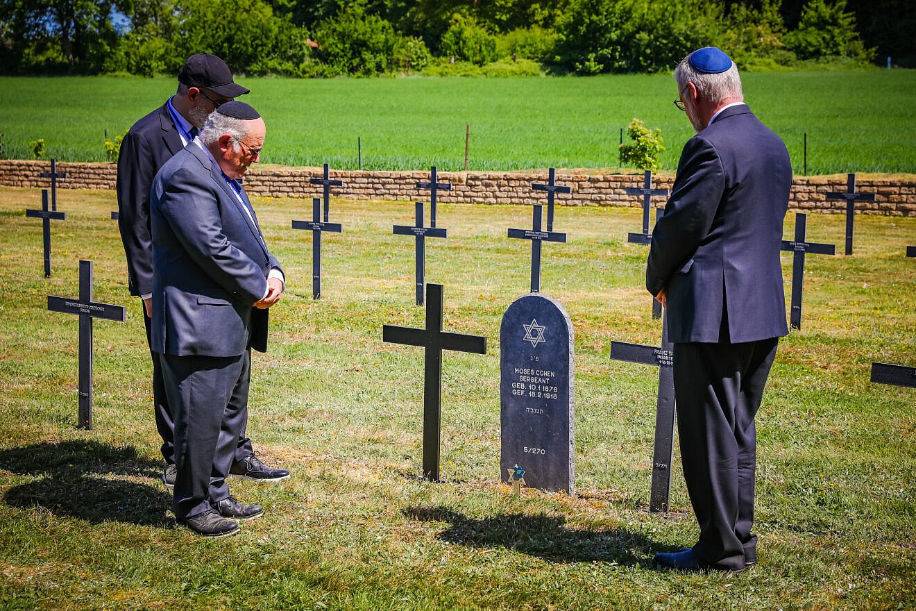 Six headstones of German WWI soldiers changes from crosses to Stars of David in French cemeteries