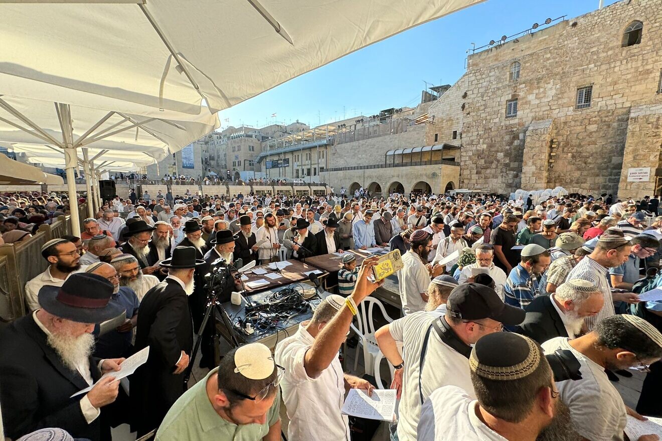 Hundreds throng Western Wall to pray for unity, hostages