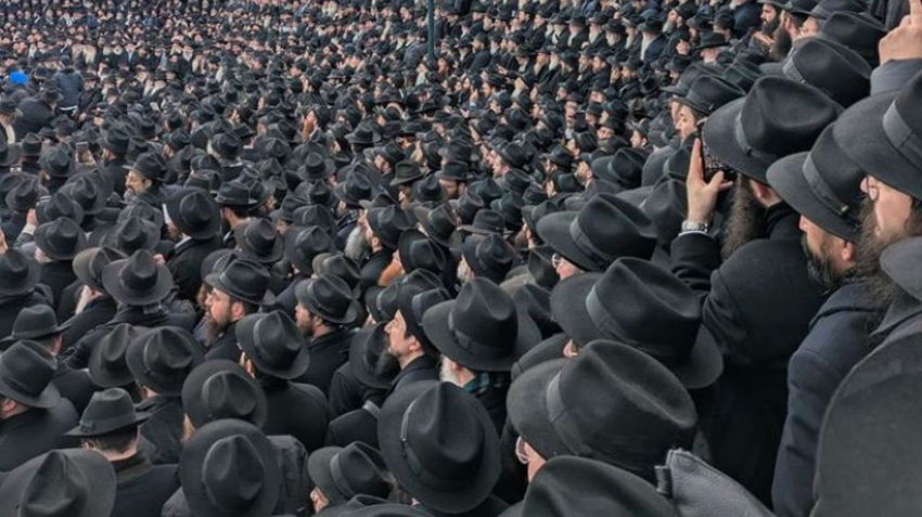 Thousands of Chabad rabbis pose for ‘massive display of Jewish pride’