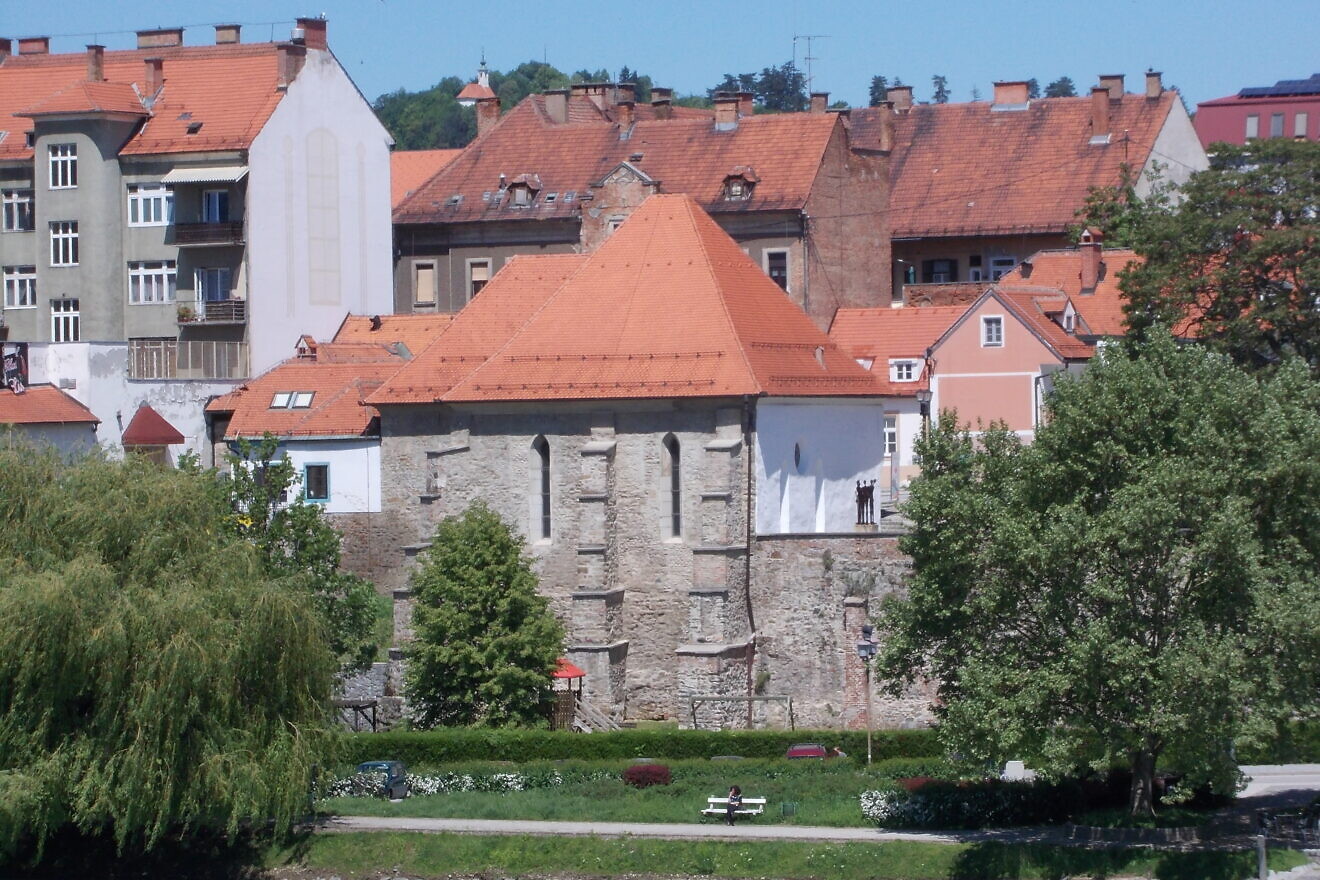 update desk Neo-Nazi vandals target historic Slovenian synagogue