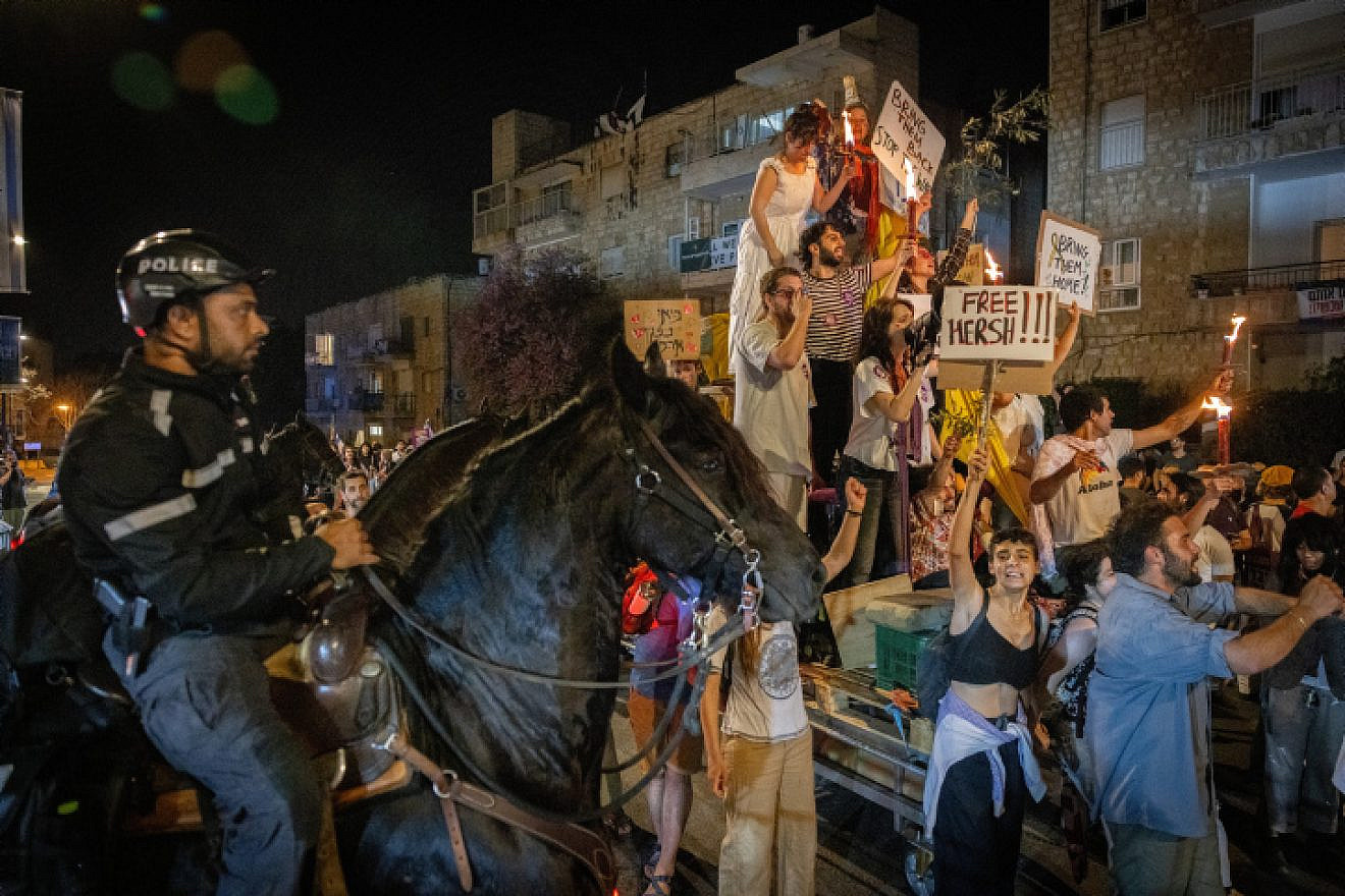 Anti-Netanyahu protests threaten war effort, hostage deal, experts say