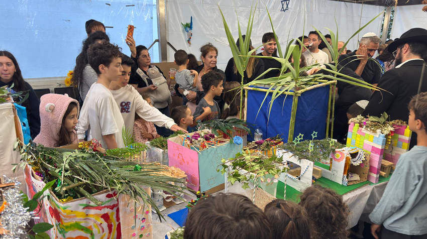 Rav Rosenfeld of Chabad-Lubavitch delights Jewish children in Porto