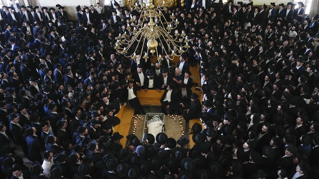Hundreds of thousands of Israelis gather in Bnei Brak for the funeral of Rabbi Gershon Edelstein