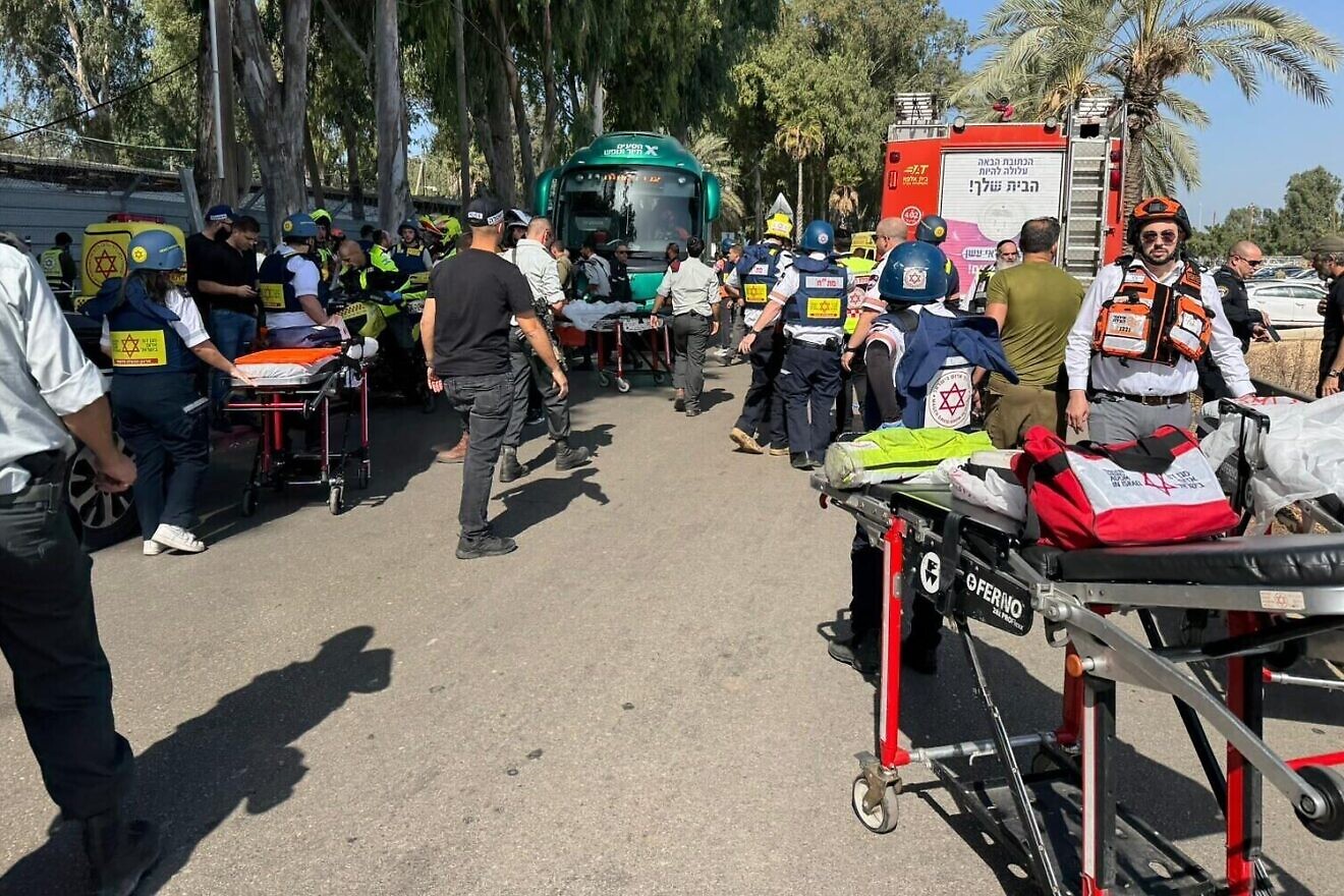 One killed, over 30 hurt in suspected terror attack north of Tel Aviv