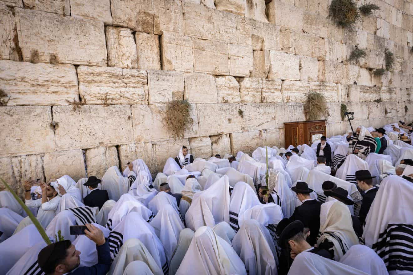 Prayers held at Western Wall for safe return of hostages
