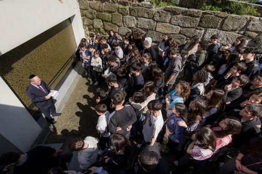 Video shows a crowd of teenagers at the Jewish Museum of Oporto