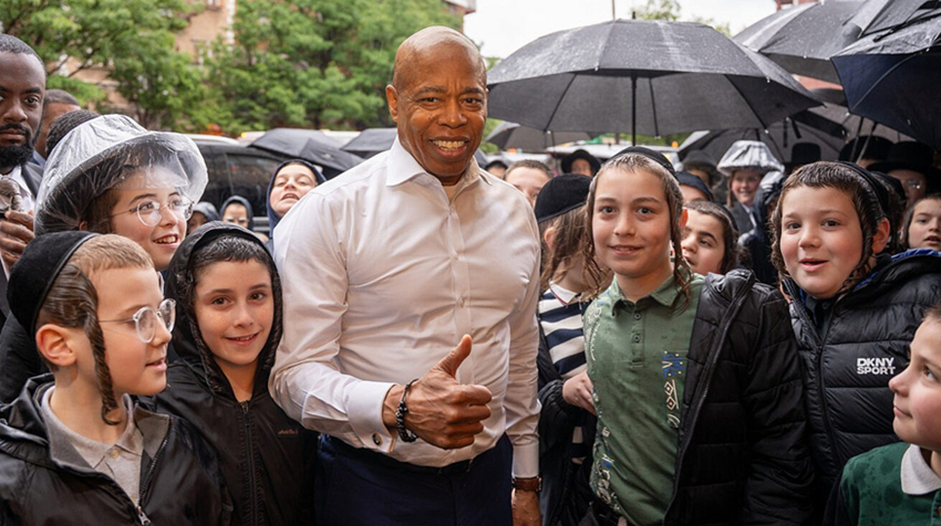 Outgoing NYC mayor visits Israel to discuss business, antisemitism